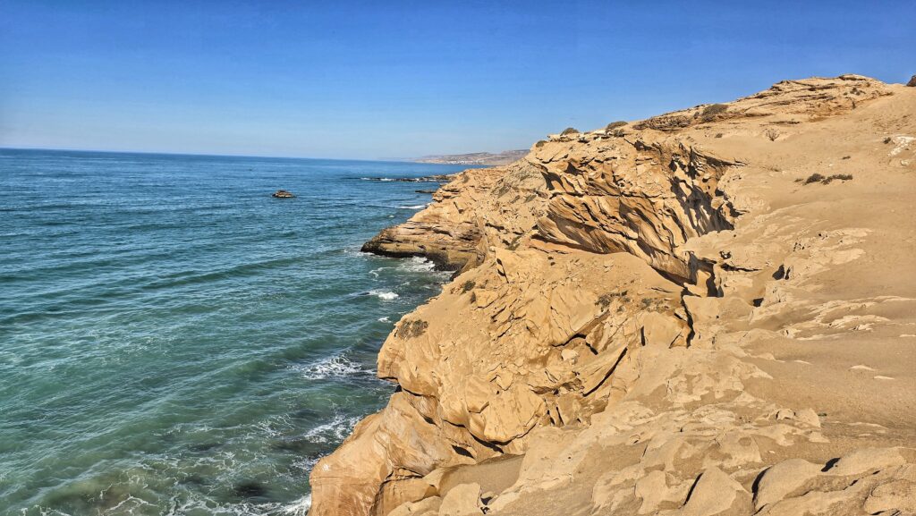 klifowe wybrzeze w okolicach timlalin