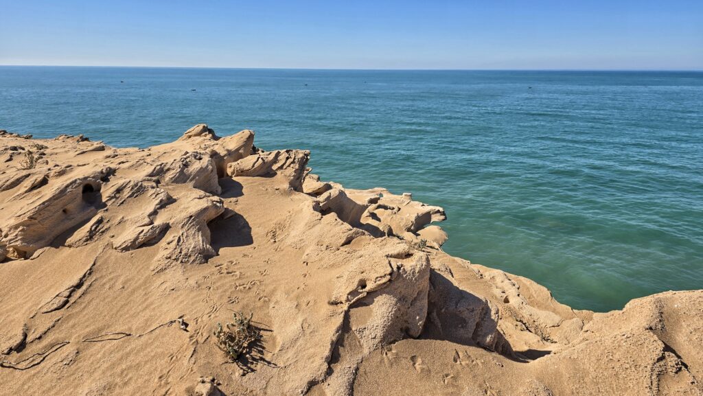 piaskowe skały na tle oceanu atlantyckiego