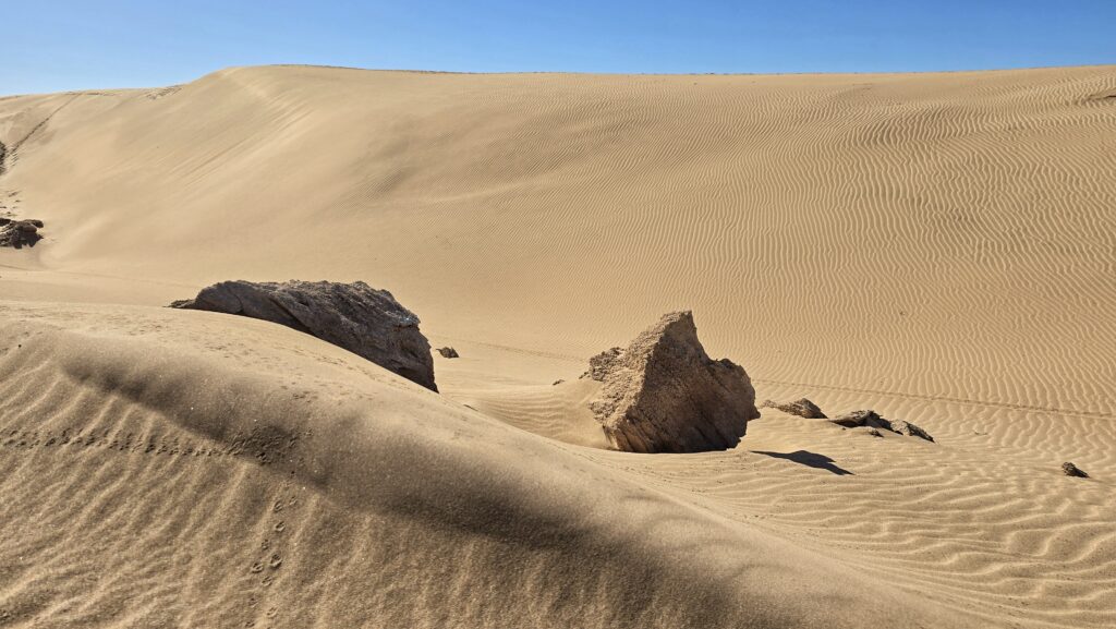 skały na tle piaszczystej pustyni Timlalin