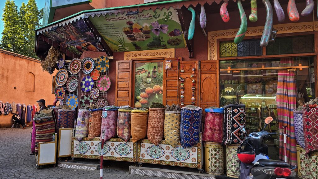 Marokański sklep z przyprawami w Marrakeszu
